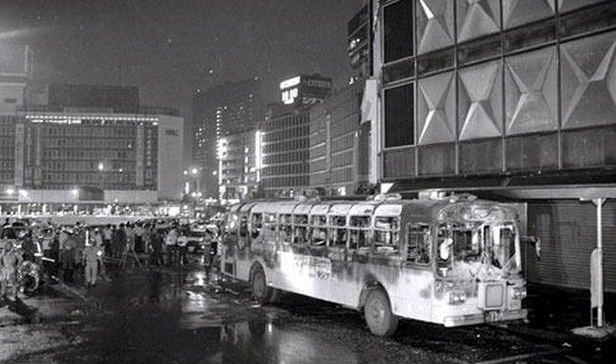 新宿駅西口バスターミナルで京王電鉄バスの車内に放火 死傷者人 40 Years Ago Go